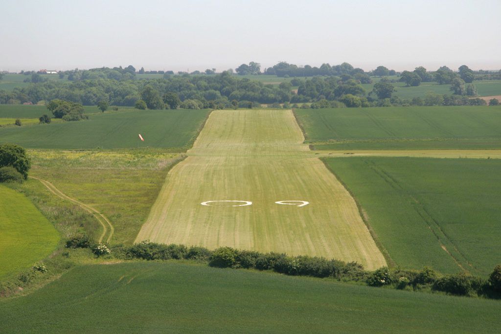 Runway 09 approach photograph