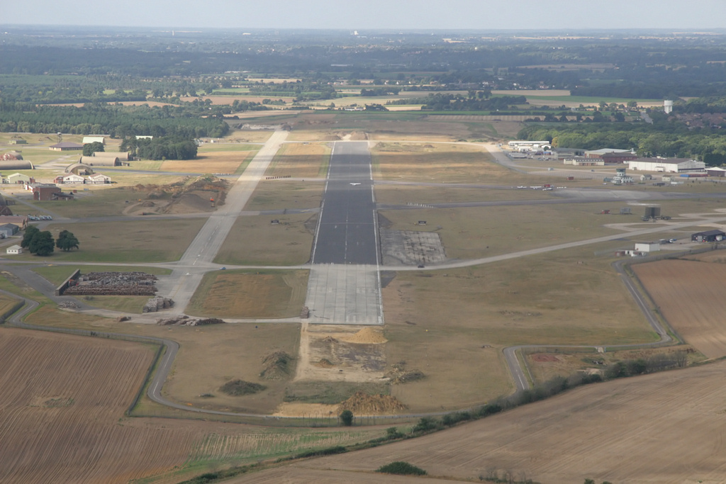 Final for runway 25