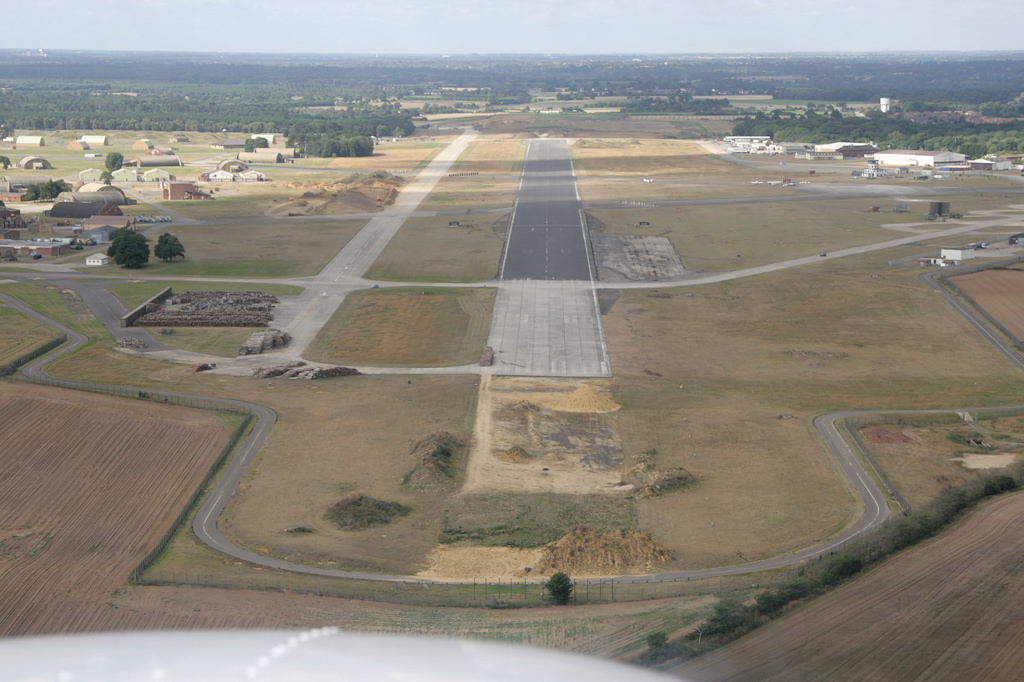 Final for runway 25