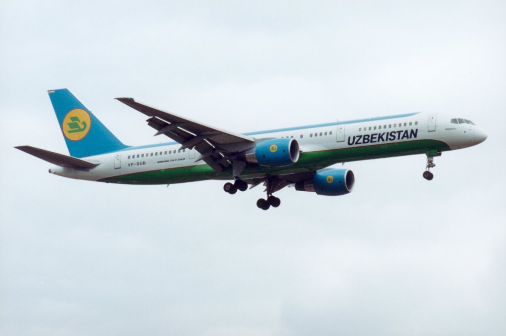 Uzbekistan Airways 757-23P